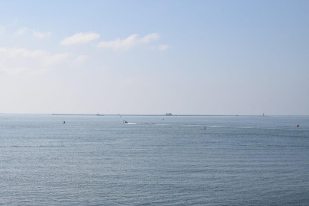 A shot looking into the horizon over the Plymouth Sound.